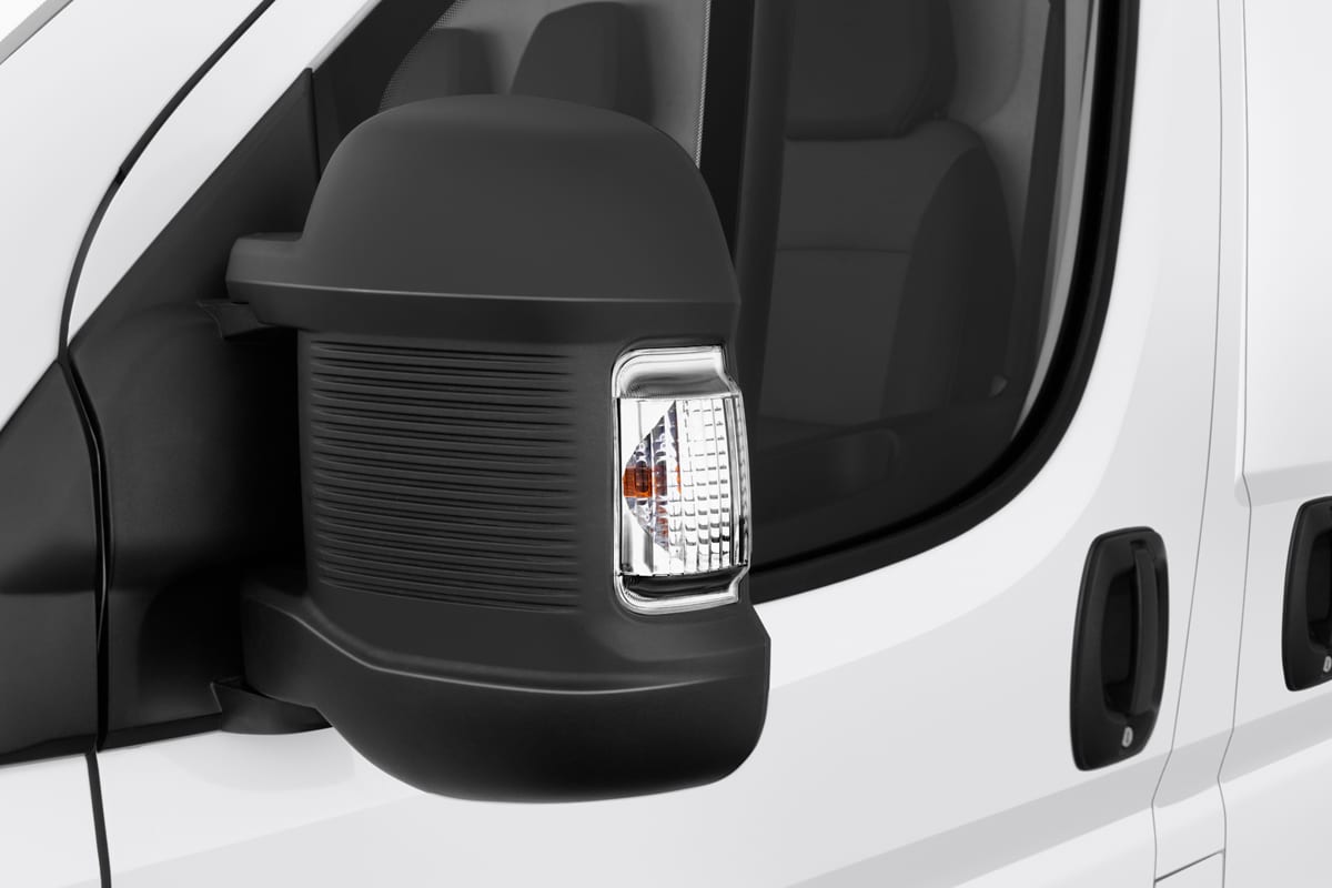 Rückspiegel eines Opel Movano Kastenwagen