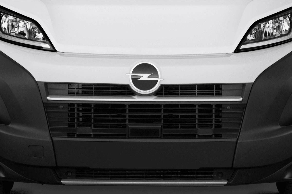 Kühlergrill eines Opel Movano Kastenwagen