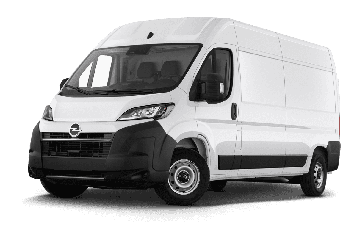 Tiefe, schräge Heckansicht eines Opel Movano Kastenwagen, freigestellt