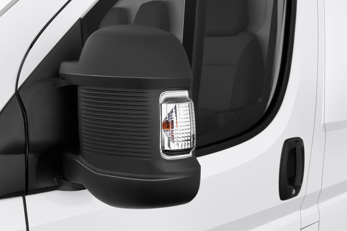 Rückspiegel eines Opel Movano Kastenwagen