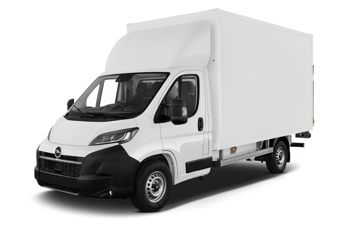 Schräge Frontansicht eines Opel Movano Normal Paketwagen, freigestellt