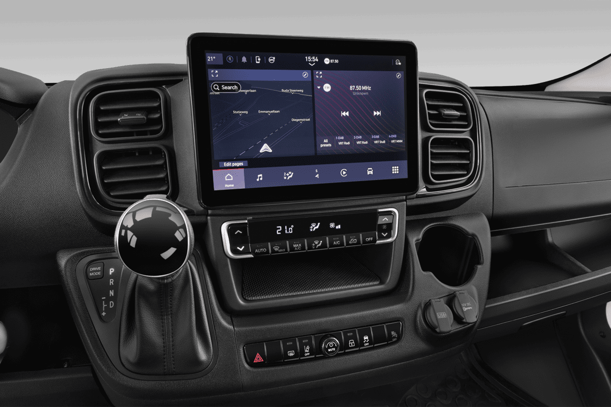 Mittelkonsole eines Opel Movano Normal Paketwagen