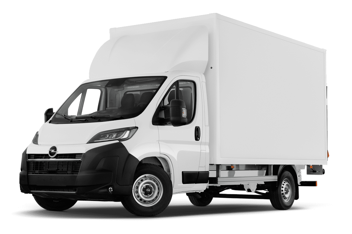 Tiefe, schräge Heckansicht eines Opel Movano Normal Paketwagen, freigestellt