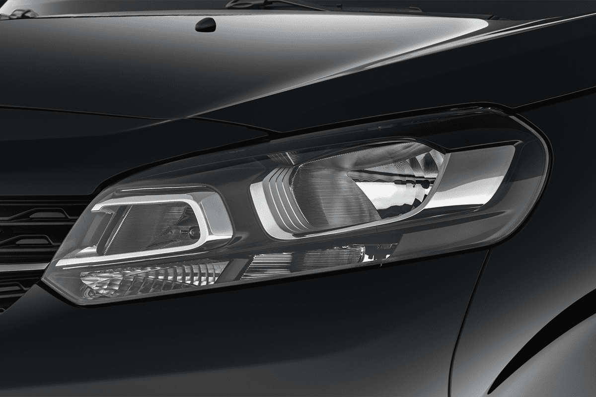 Frontscheinwerfer eines Opel Vivaro Kastenwagen