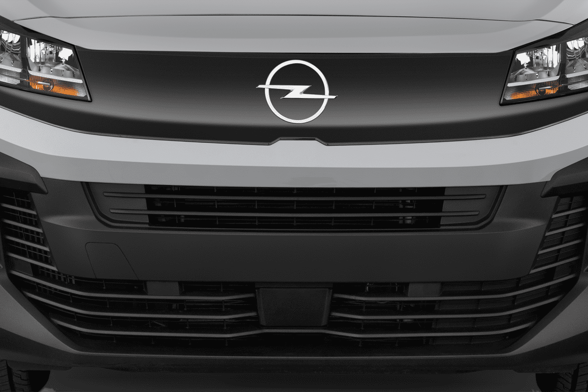 Kühlergrill eines Opel Vivaro Kastenwagen
