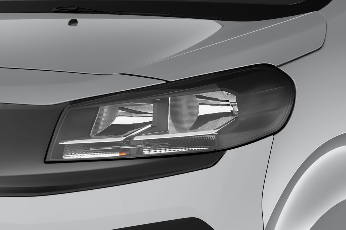 Frontscheinwerfer eines Opel Vivaro Kastenwagen