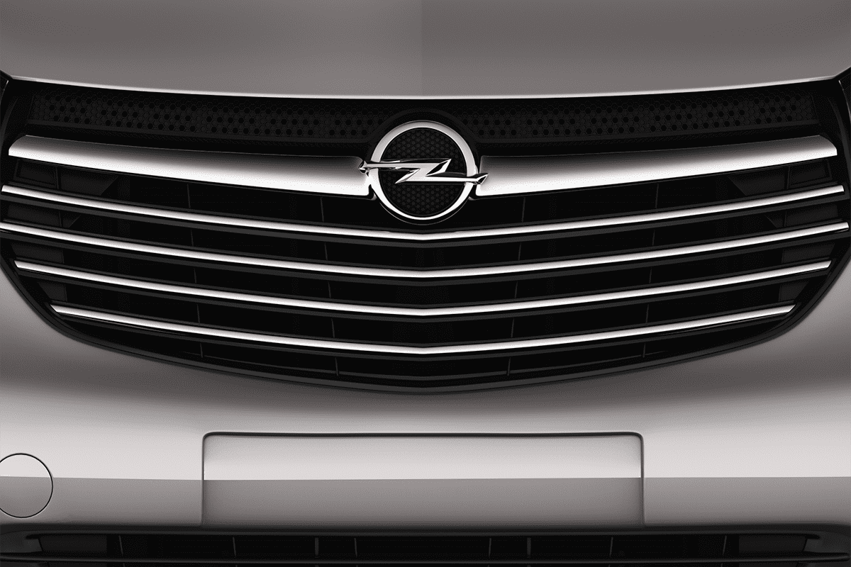Kühlergrill eines Opel Vivaro Kombi