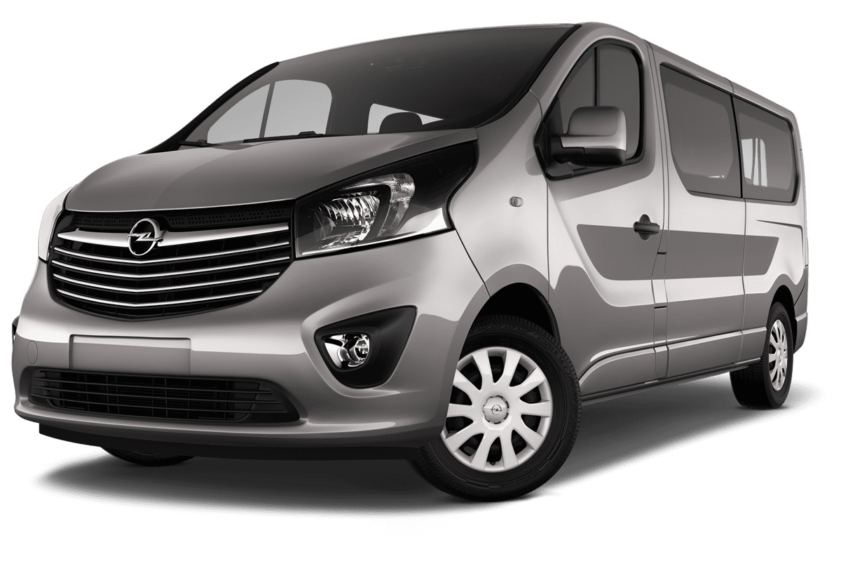 Tiefe, schräge Heckansicht eines Opel Vivaro Kombi , freigestellt