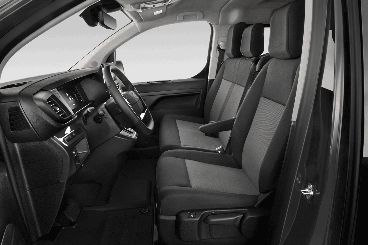 Vordersitze eines Opel Vivaro Doppelkabine Kastenwagen