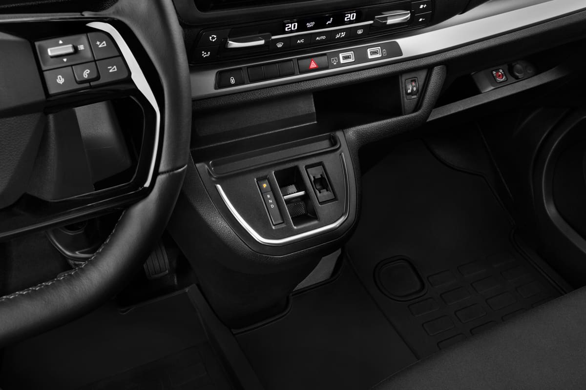 Schaltknüppel eines Opel Vivaro Doppelkabine Kastenwagen