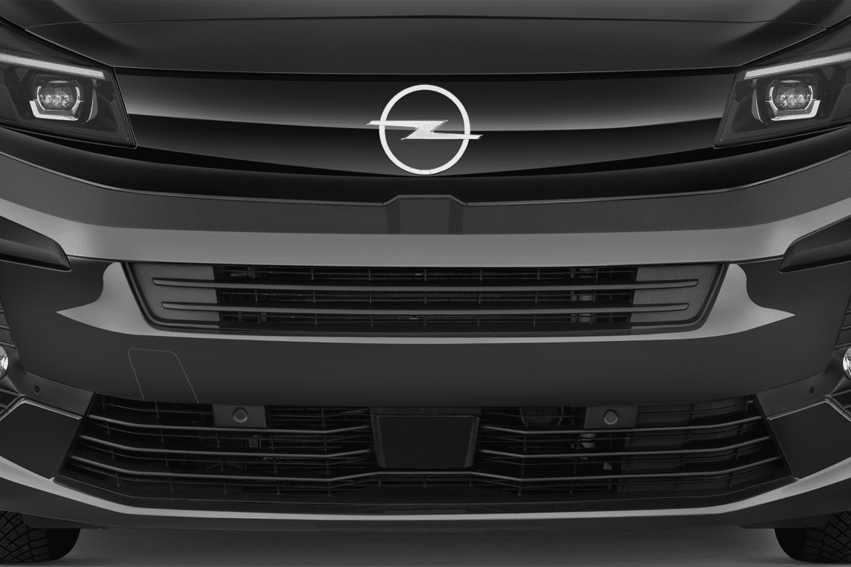 Kühlergrill eines Opel Vivaro Doppelkabine Kastenwagen