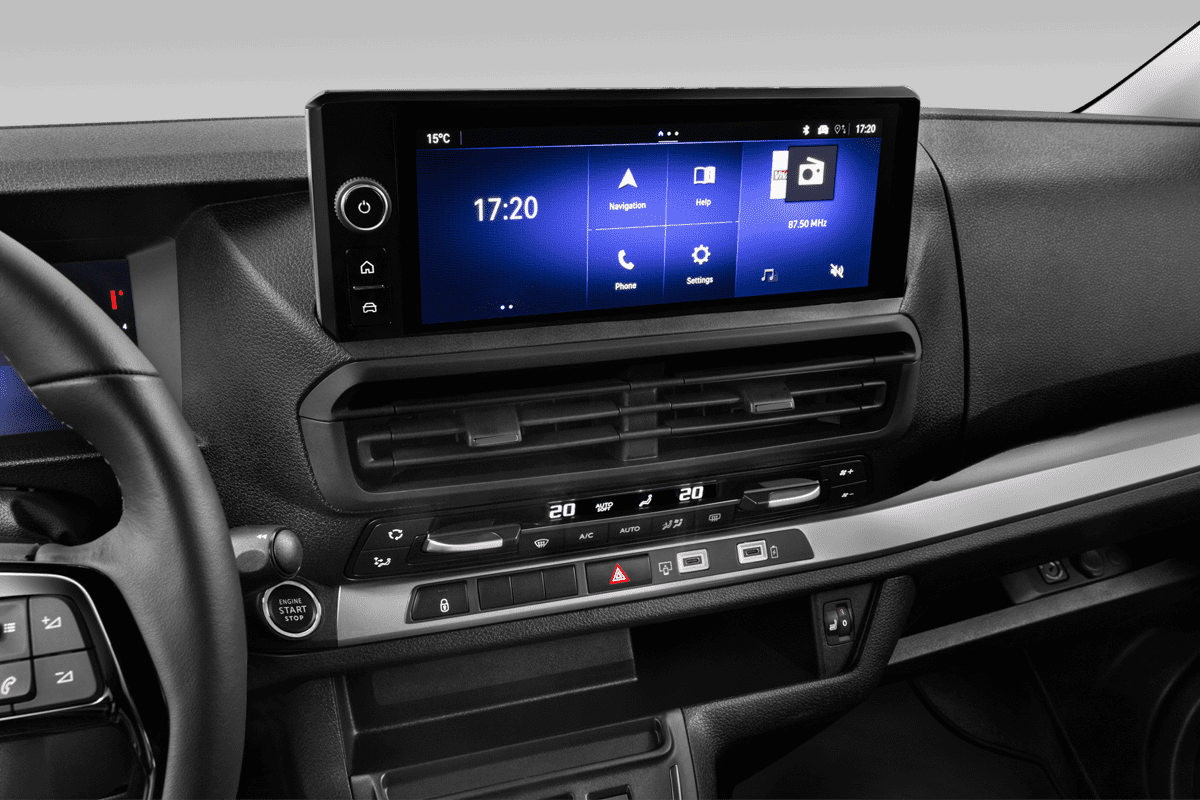 Mittelkonsole eines Opel Vivaro Doppelkabine Kastenwagen