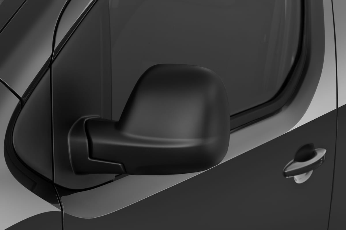 Rückspiegel eines Opel Vivaro Doppelkabine Kastenwagen