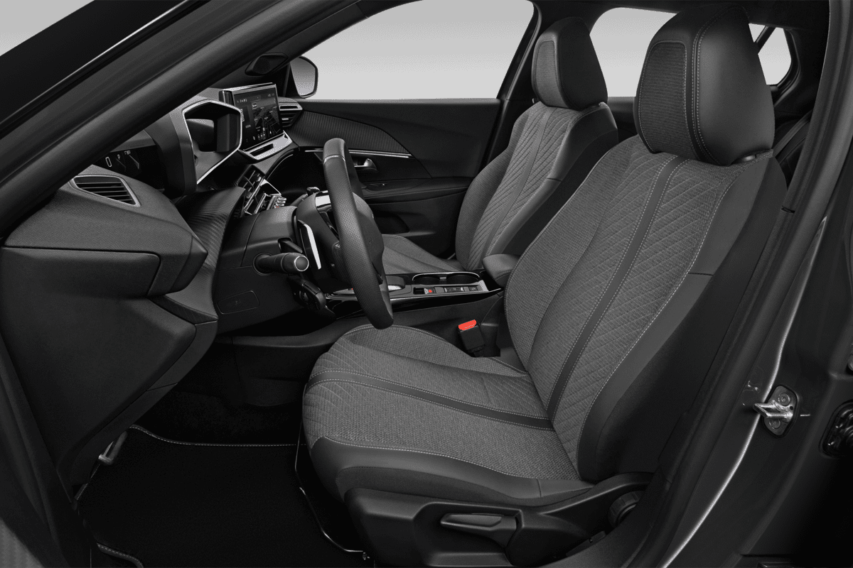 Vordersitze eines Peugeot 2008 Hybrid