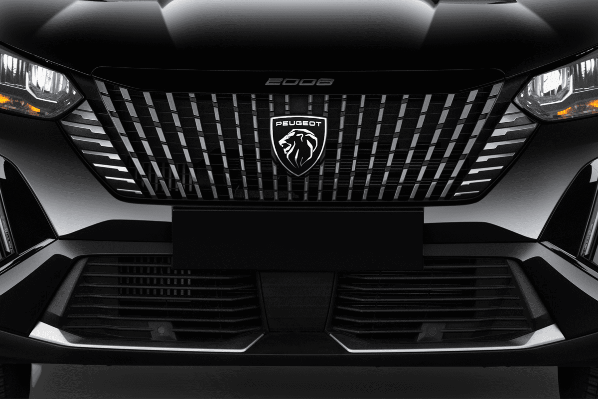 Kühlergrill eines Peugeot 2008 Hybrid