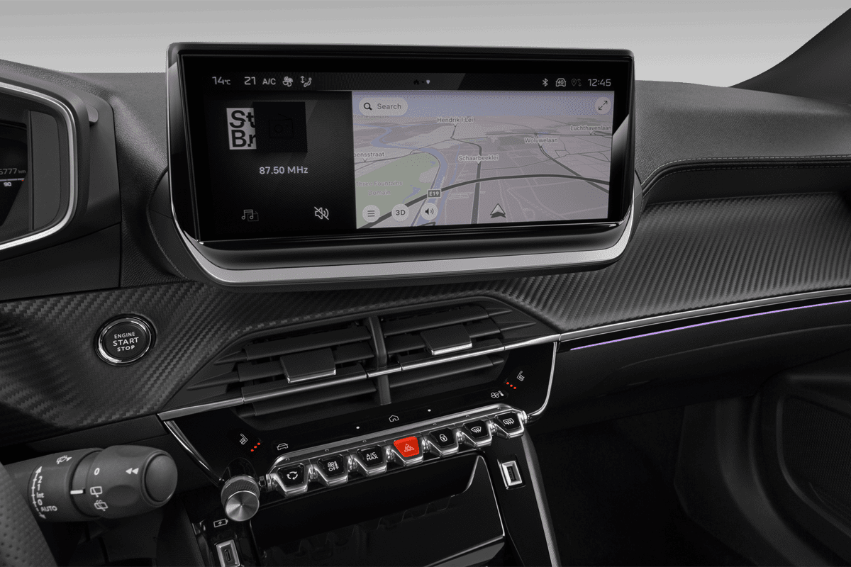 Mittelkonsole eines Peugeot 2008 Hybrid