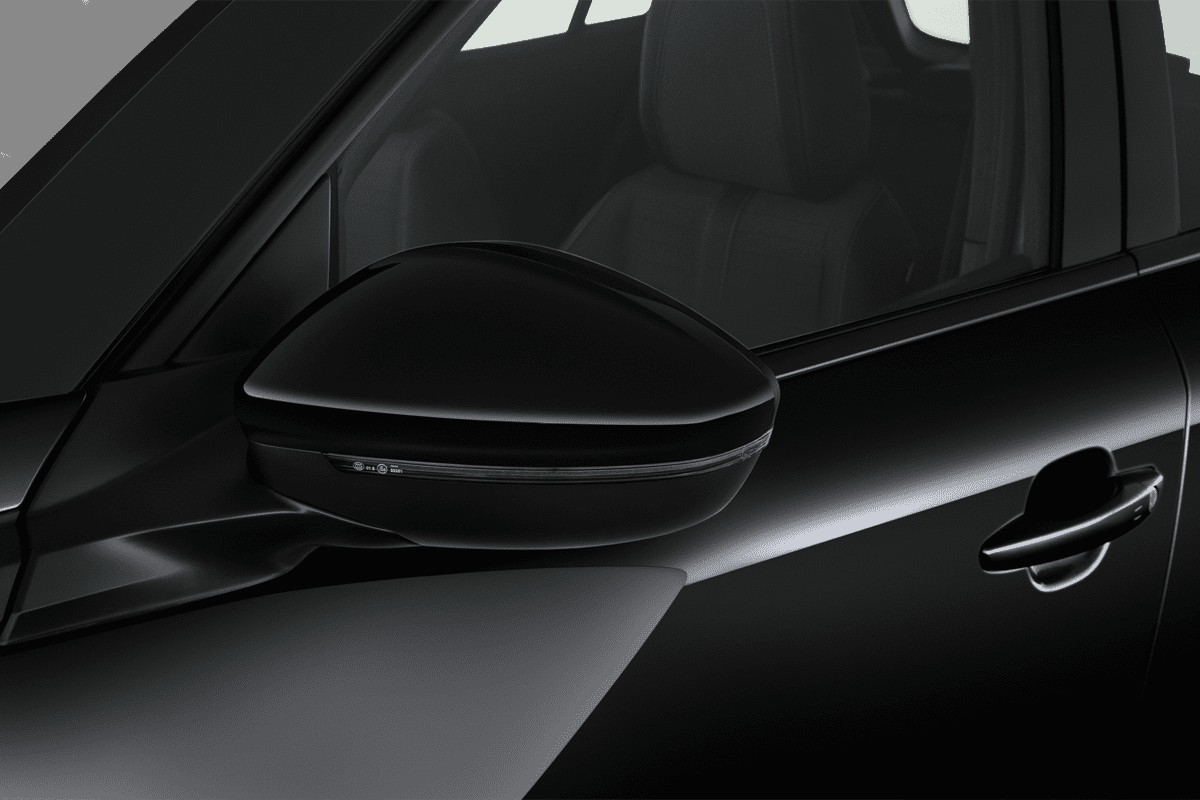 Rückspiegel eines Peugeot 2008 Hybrid