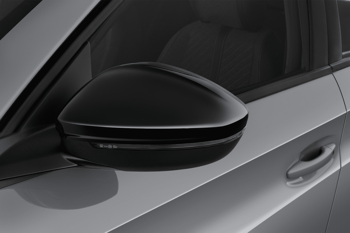 Rückspiegel eines Peugeot 208