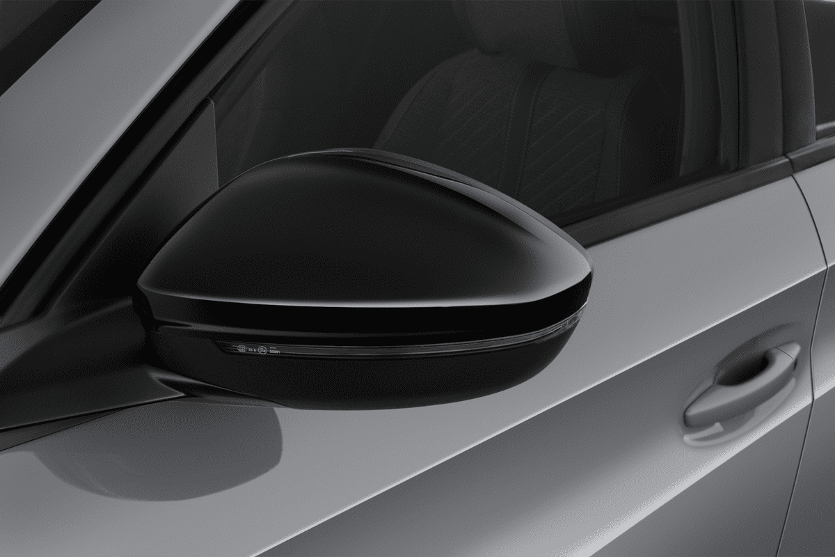 Rückspiegel eines Peugeot 208