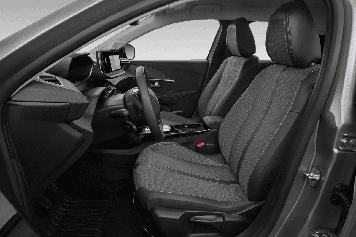 Vordersitze eines Peugeot 208 Hybrid