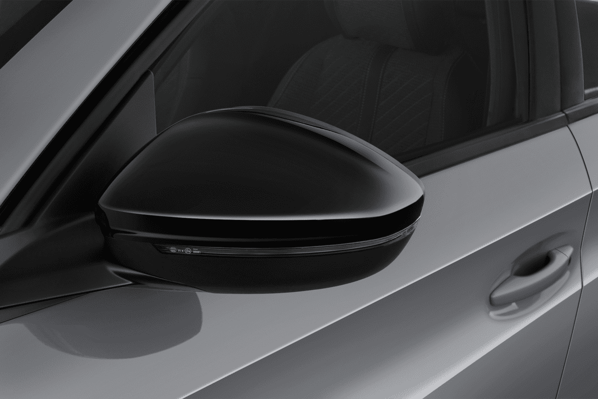 Rückspiegel eines Peugeot 208 Hybrid