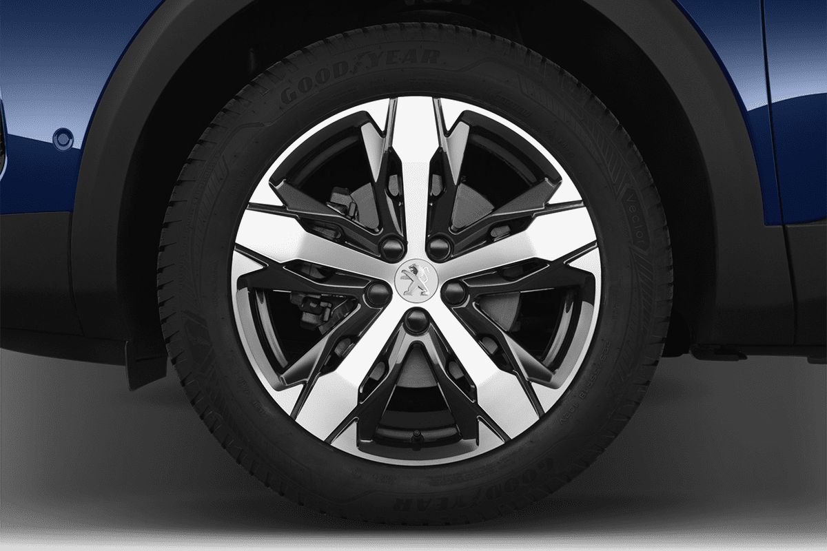 Radkappe oder Felge eines Peugeot 3008 Roadtrip Plug-In-Hybrid