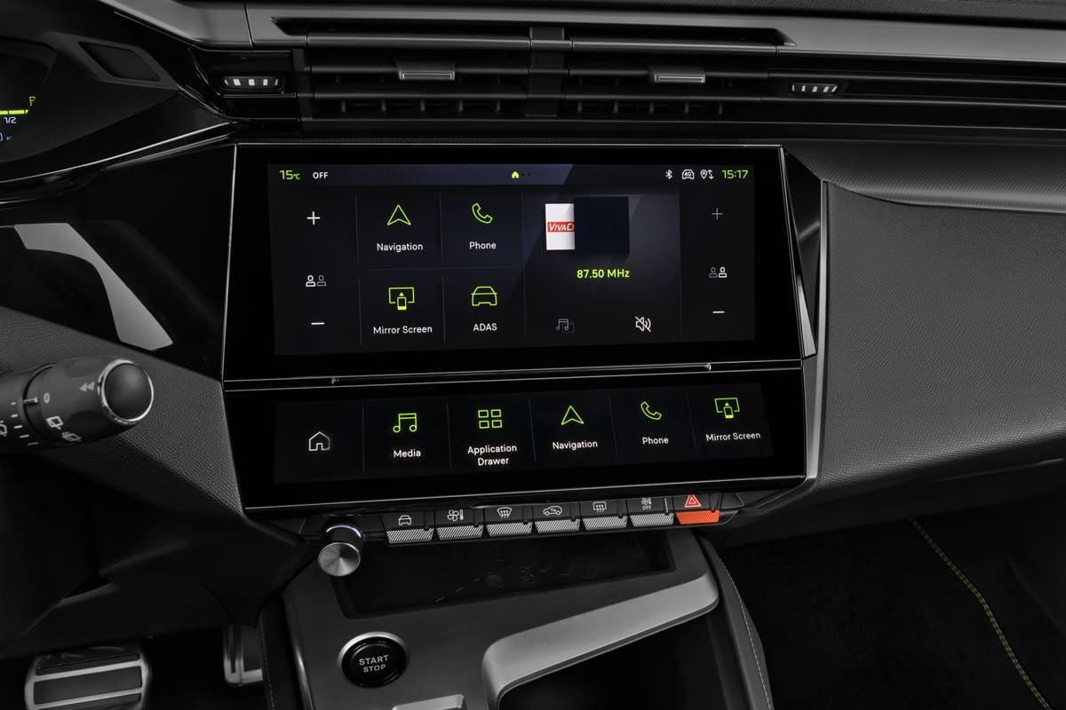 Mittelkonsole eines Peugeot 308 Plug-In-Hybrid