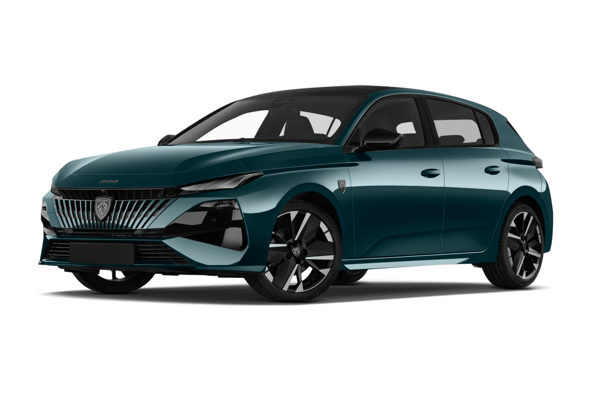 Tiefe, schräge Heckansicht eines Peugeot 308 Plug-In-Hybrid, freigestellt