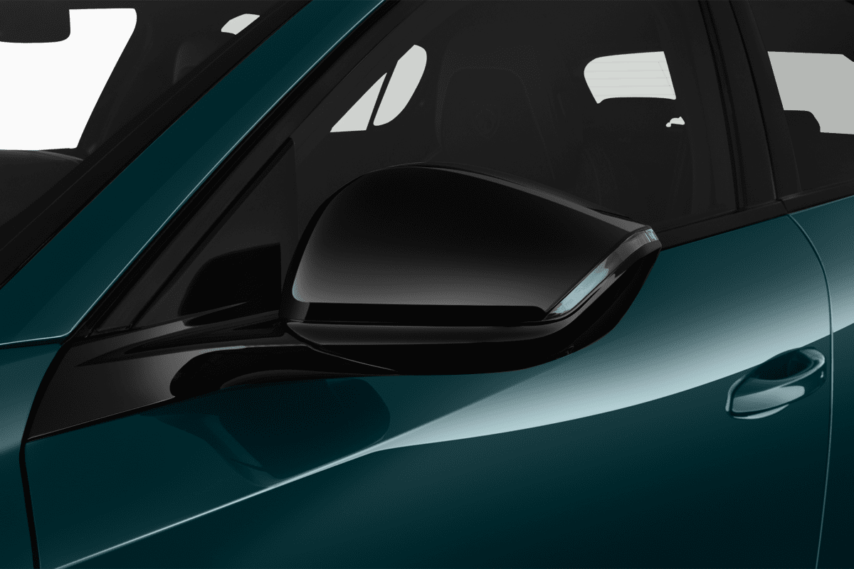 Rückspiegel eines Peugeot 308 Plug-In-Hybrid