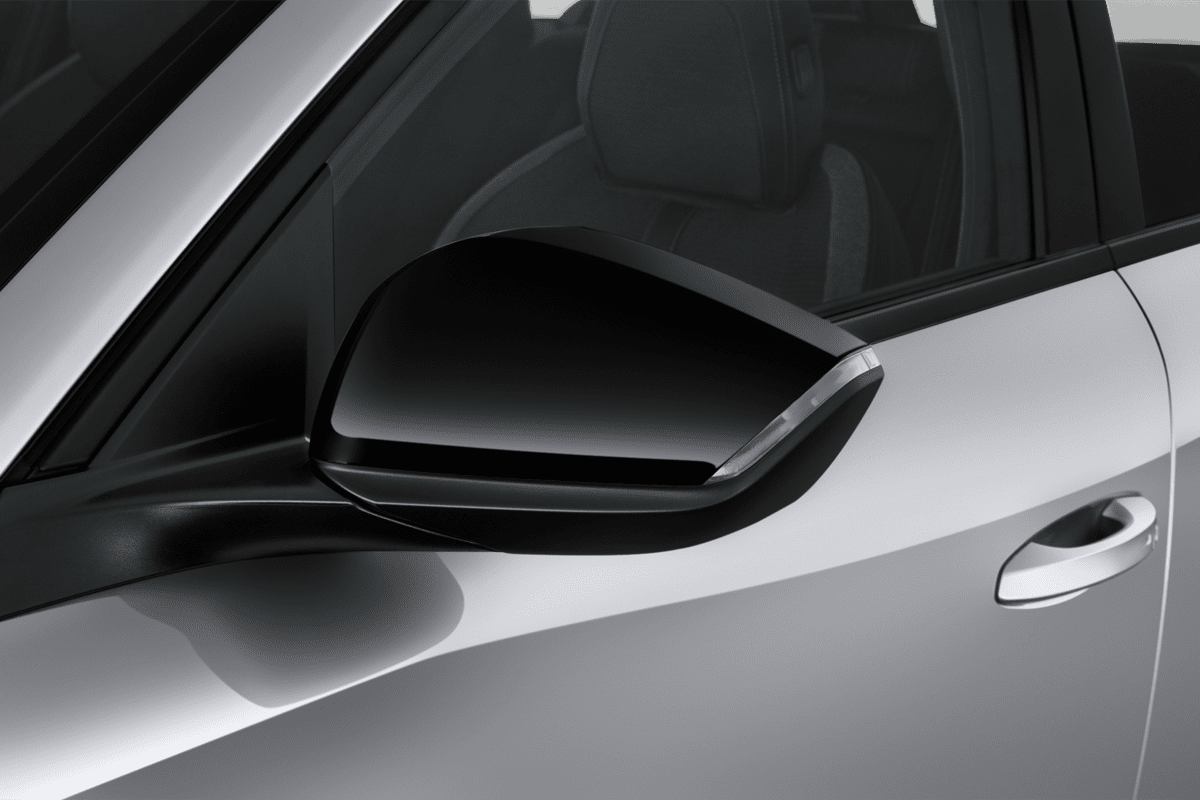 Rückspiegel eines Peugeot 308 SW Plug-In-Hybrid