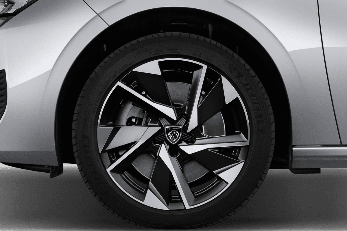 Radkappe oder Felge eines Peugeot 308 SW Plug-In-Hybrid