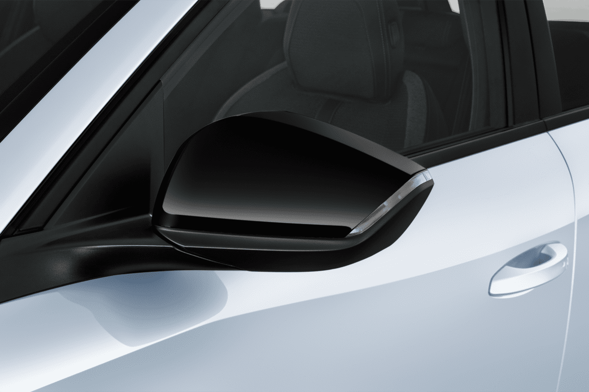 Rückspiegel eines Peugeot 308 SW Hybrid