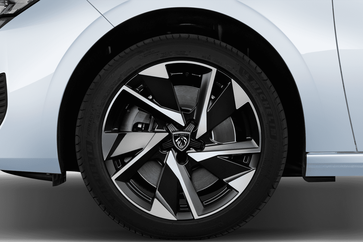 Radkappe oder Felge eines Peugeot 308 SW Hybrid