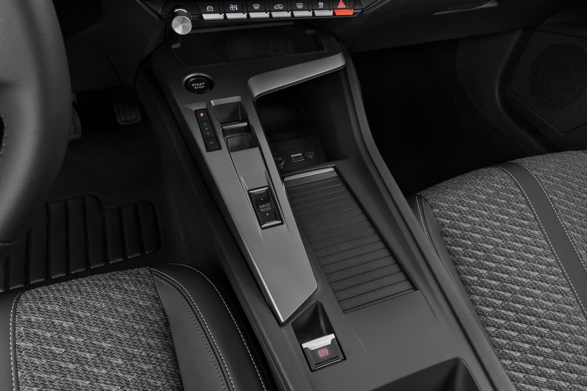 Schaltknüppel eines Peugeot 408 Hybrid