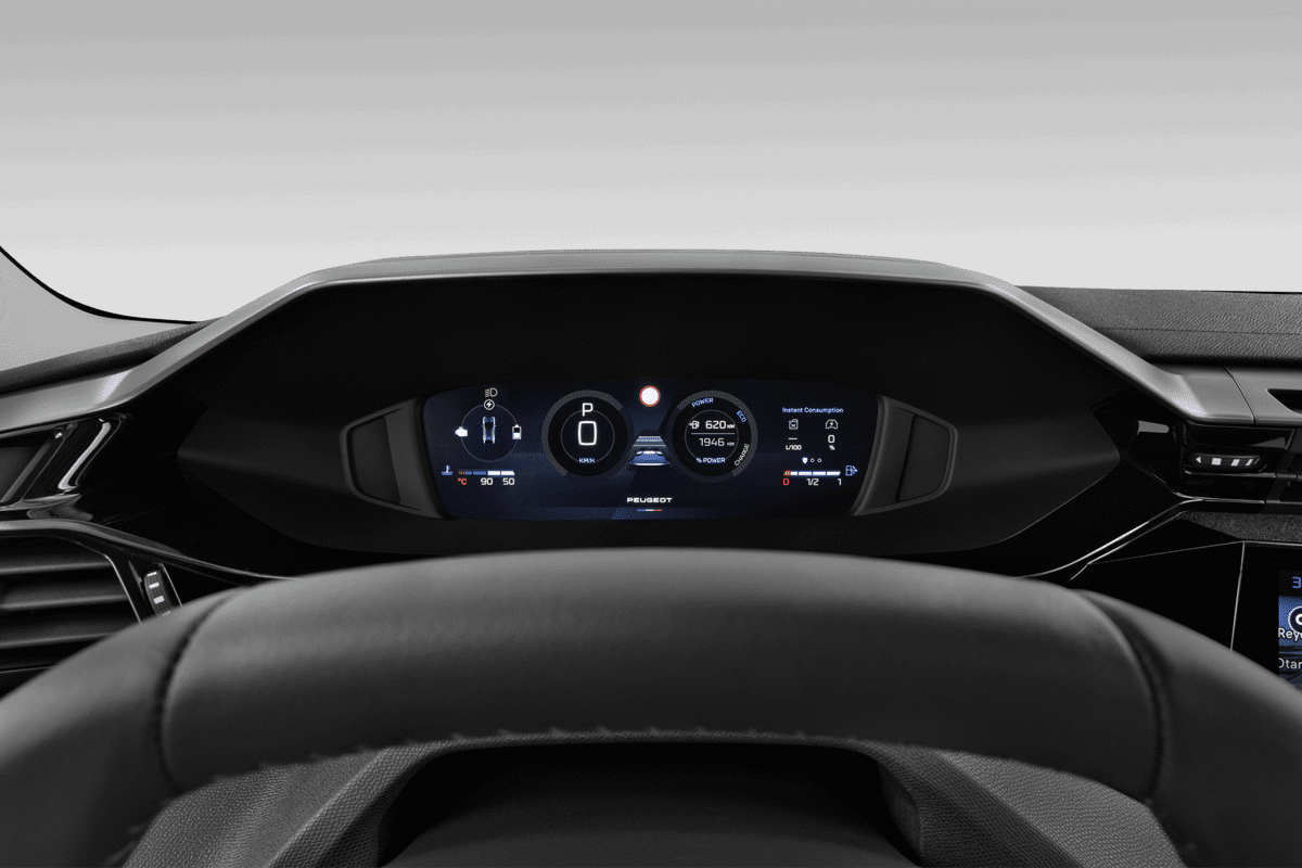 Kombiinstrument eines Peugeot 408 Hybrid