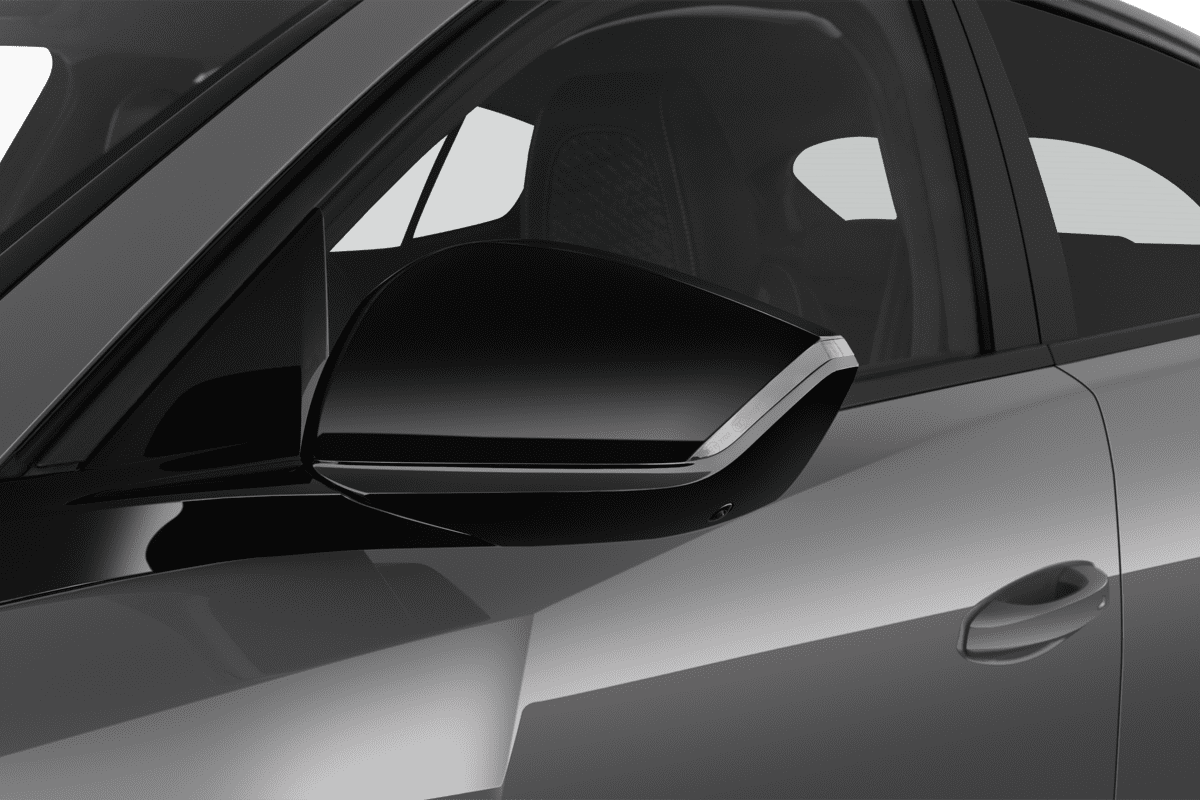 Rückspiegel eines Peugeot 408 Hybrid