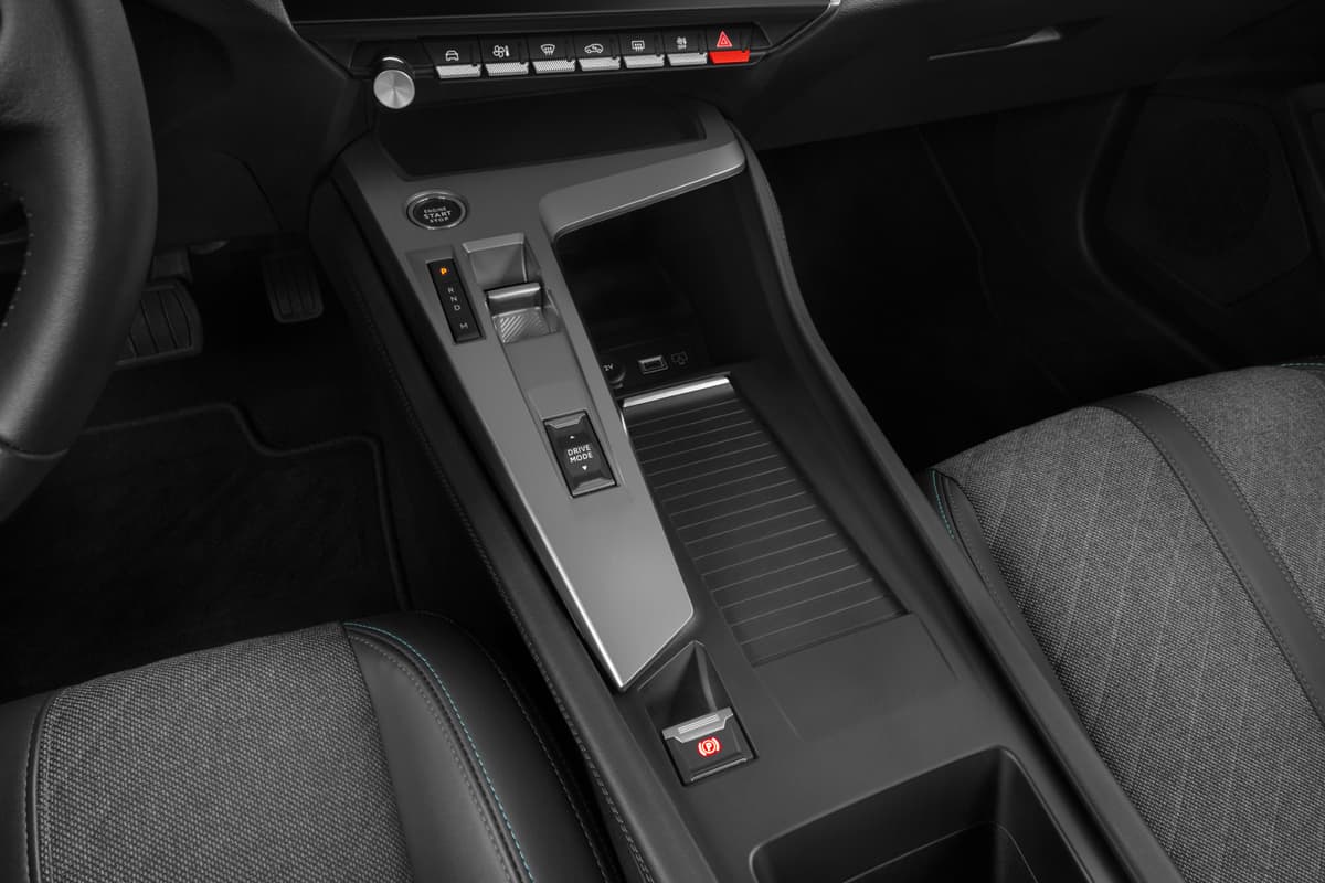 Schaltknüppel eines Peugeot 408 Hybrid