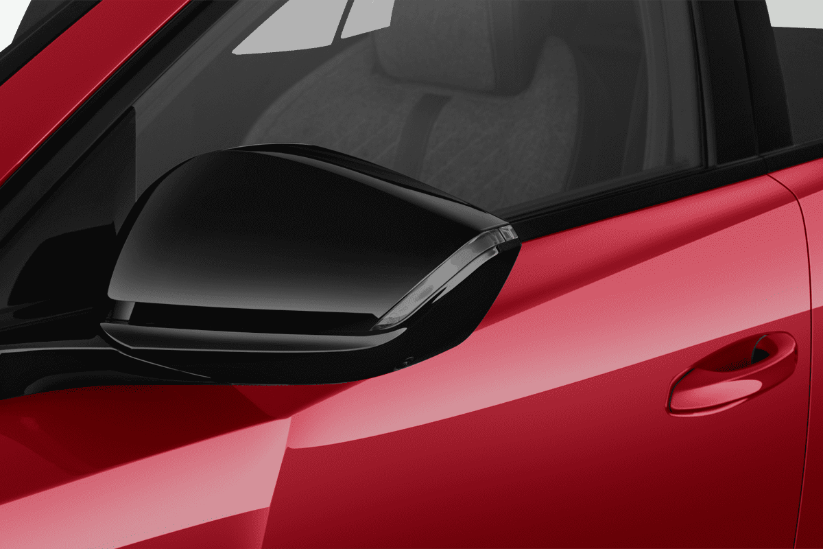 Rückspiegel eines Peugeot 408 Hybrid