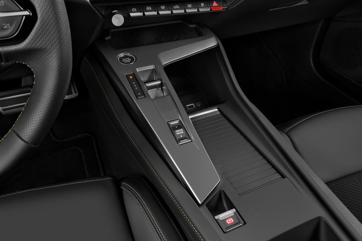 Schaltknüppel eines Peugeot 408 Plug-in-Hybrid