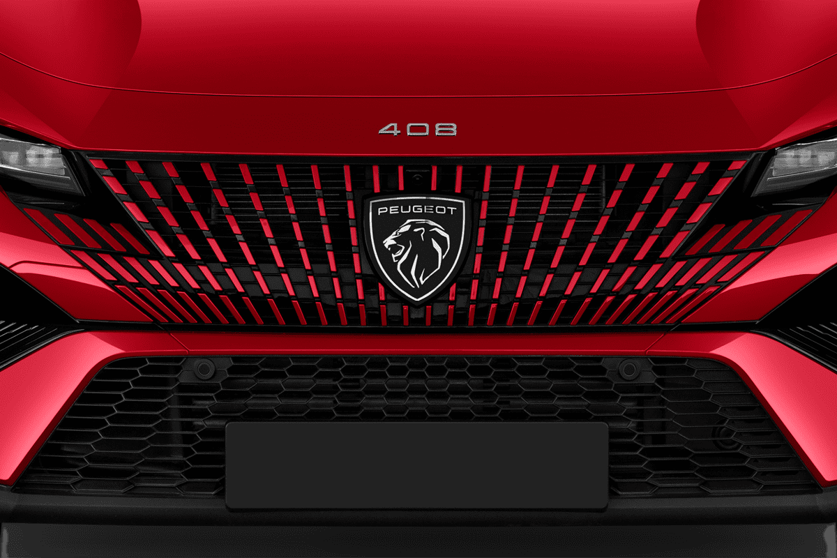 Kühlergrill eines Peugeot 408 Plug-in-Hybrid