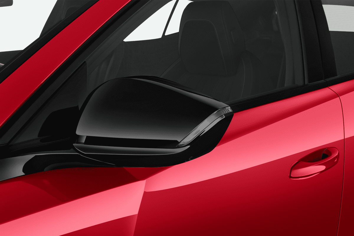 Rückspiegel eines Peugeot 408 Plug-in-Hybrid