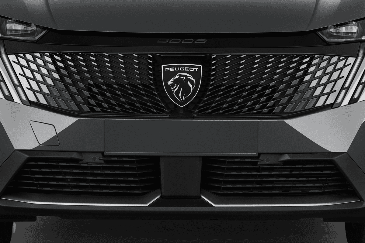 Kühlergrill eines Peugeot 5008 Hybrid