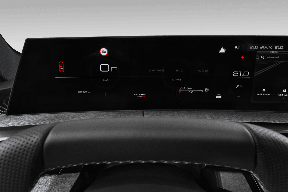 Kombiinstrument eines Peugeot 5008 Hybrid