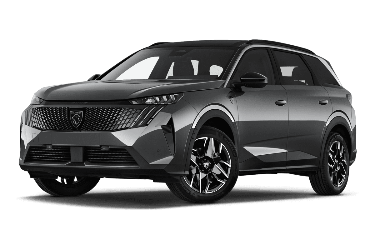 Tiefe, schräge Heckansicht eines Peugeot 5008 Hybrid, freigestellt