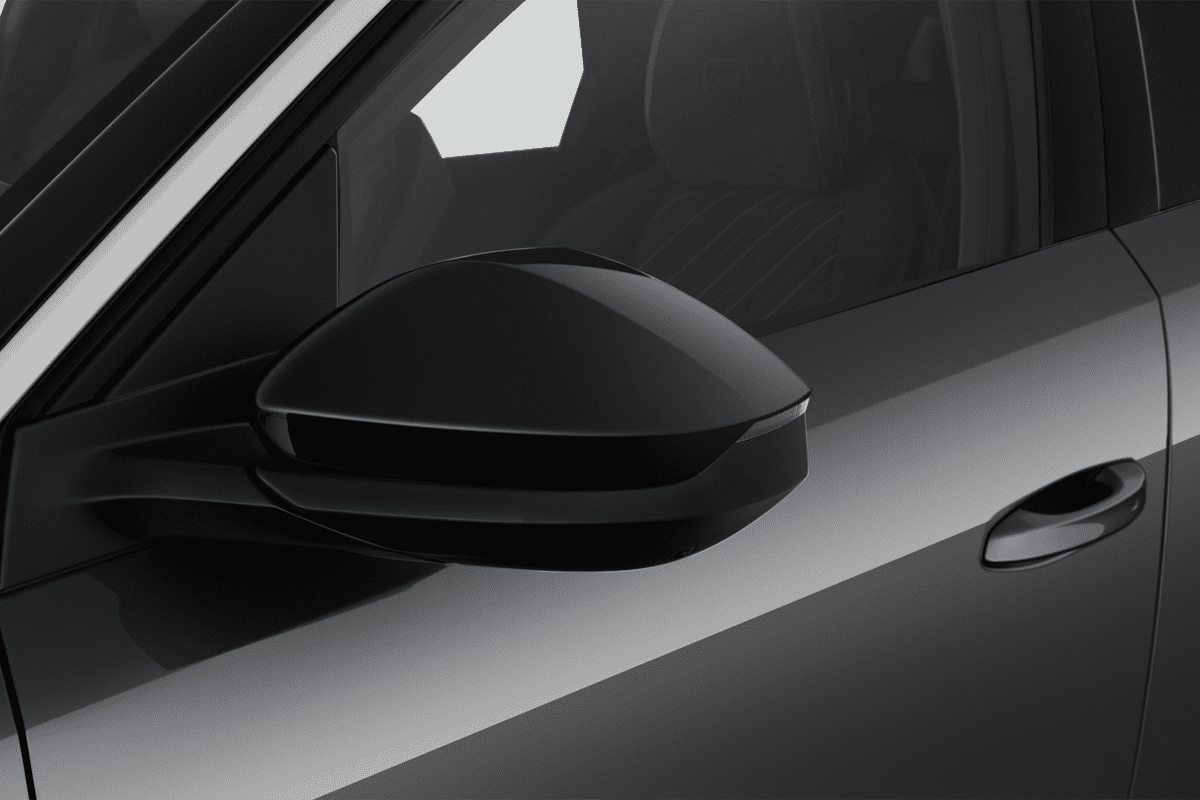 Rückspiegel eines Peugeot 5008 Hybrid