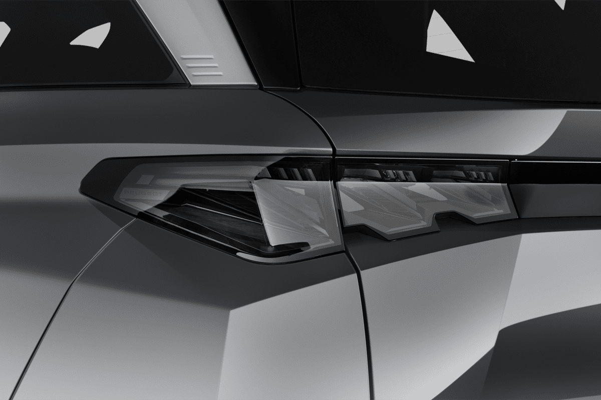 Heckleuchten eines Peugeot 5008 Hybrid