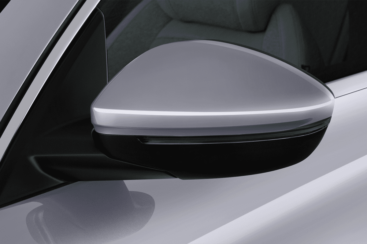 Rückspiegel eines Peugeot 508 PSE