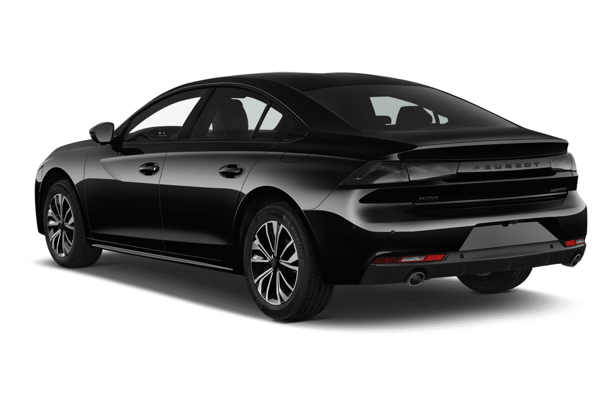 Schräge Heckansicht eines Peugeot 508 Plug-In-Hybrid, freigestellt