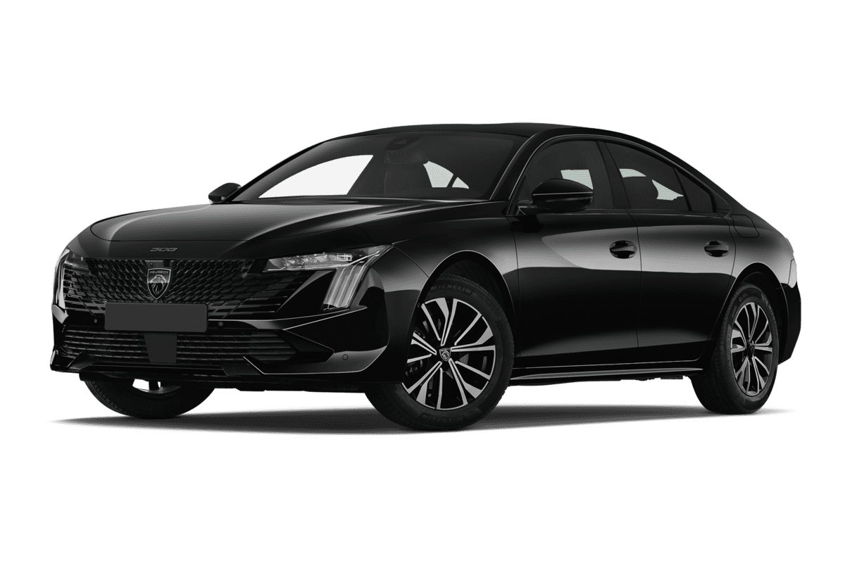 Tiefe, schräge Heckansicht eines Peugeot 508 Plug-In-Hybrid, freigestellt