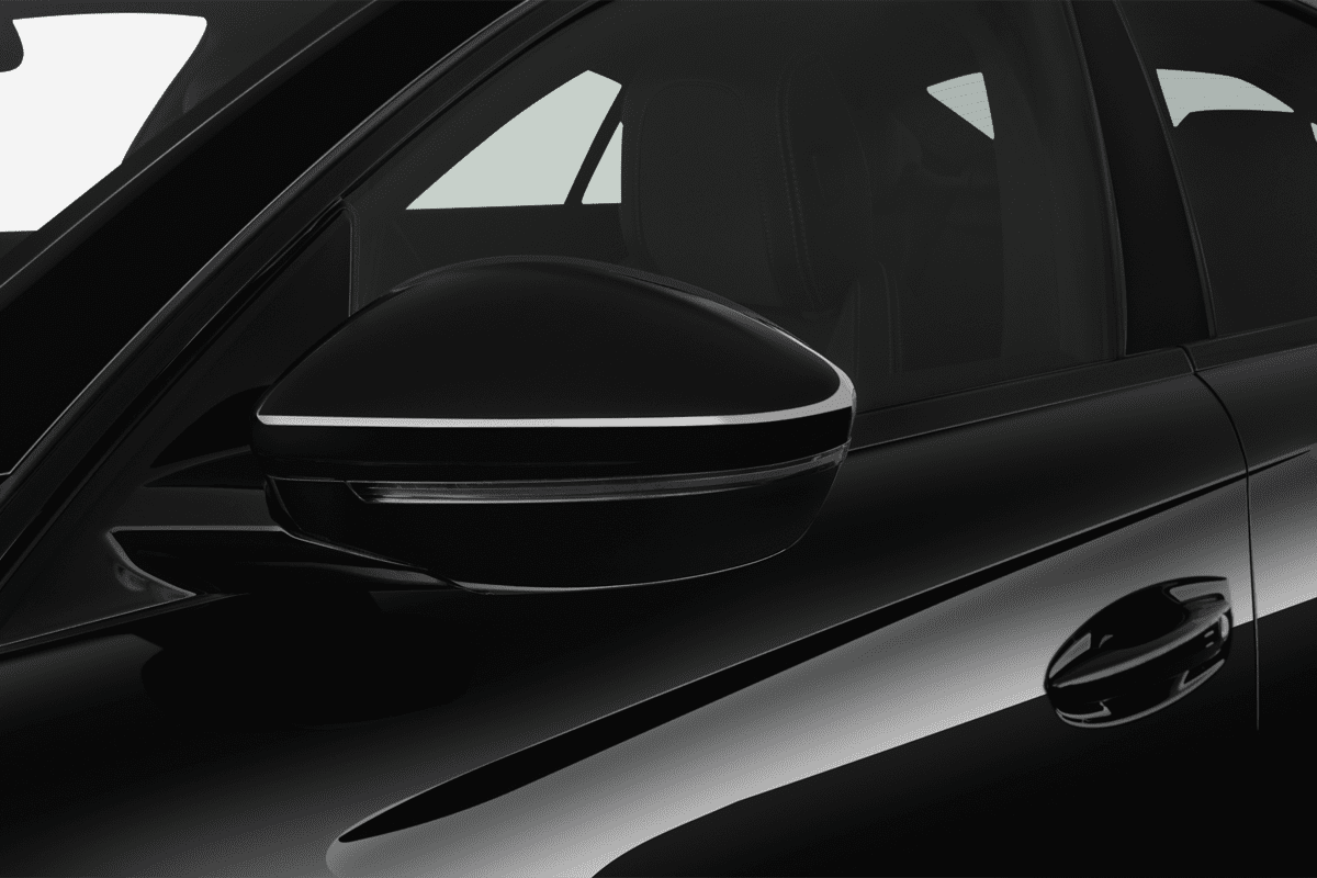 Rückspiegel eines Peugeot 508 Plug-In-Hybrid
